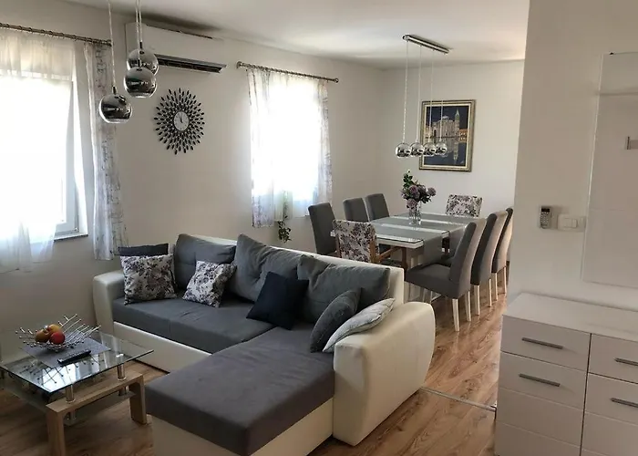 Сasa de vacaciones House In With Balcony, Air Conditioning, W-lan, Washing Machine Zadar