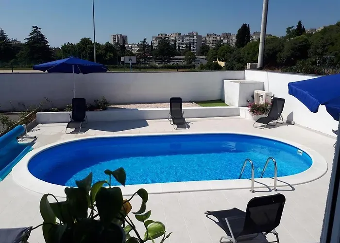 Сasa de vacaciones House In With Balcony, Air Conditioning, W-lan, Washing Machine *