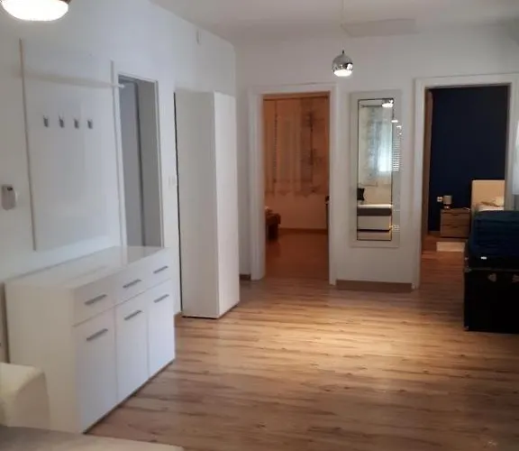 House In With Balcony, Air Conditioning, W-lan, Washing Machine Сasa de vacaciones *