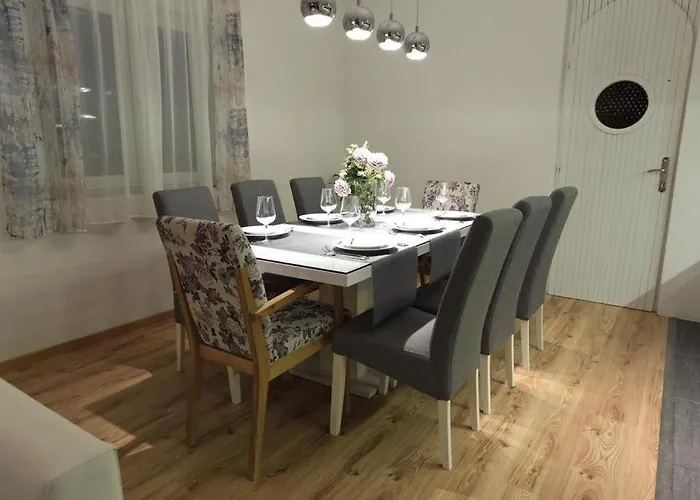 Сasa de vacaciones House In With Balcony, Air Conditioning, W-lan, Washing Machine Zadar