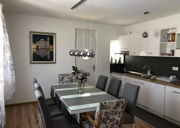 House In With Balcony, Air Conditioning, W-lan, Washing Machine Сasa de vacaciones