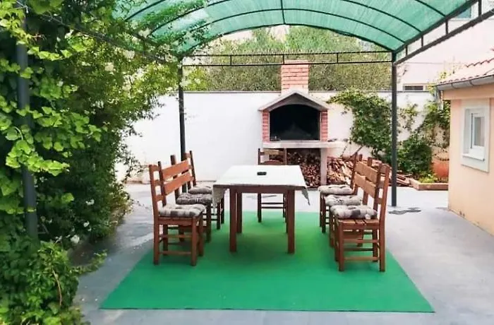 Сasa de vacaciones House In With Balcony, Air Conditioning, W-lan, Washing Machine Zadar