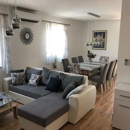 Сasa de vacaciones House In With Balcony, Air Conditioning, W-lan, Washing Machine Zadar