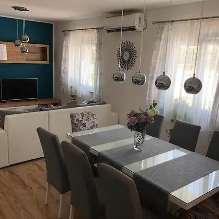 House In With Balcony, Air Conditioning, W-lan, Washing Machine Feriehus Zadar