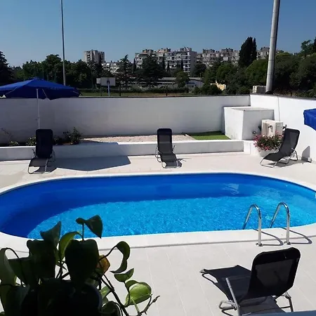 Сasa de vacaciones House In With Balcony, Air Conditioning, W-lan, Washing Machine *