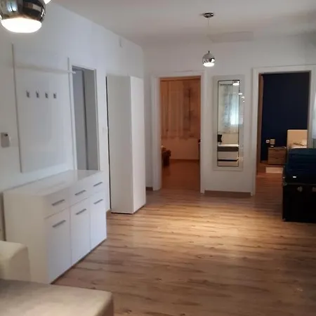 House In With Balcony, Air Conditioning, W-lan, Washing Machine Сasa de vacaciones *