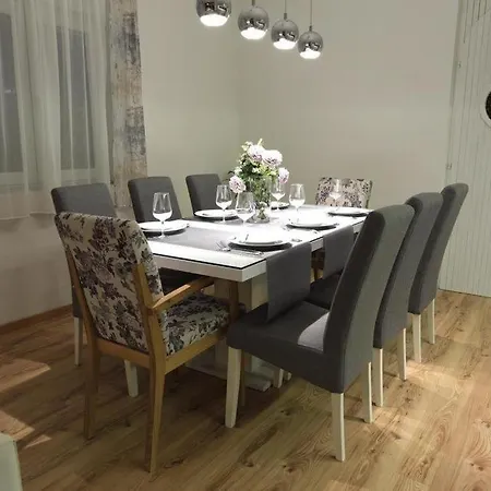 Сasa de vacaciones House In With Balcony, Air Conditioning, W-lan, Washing Machine Zadar