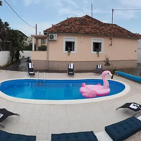 Сasa de vacaciones House In With Balcony, Air Conditioning, W-lan, Washing Machine