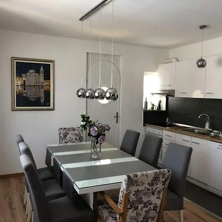 House In With Balcony, Air Conditioning, W-lan, Washing Machine Сasa de vacaciones